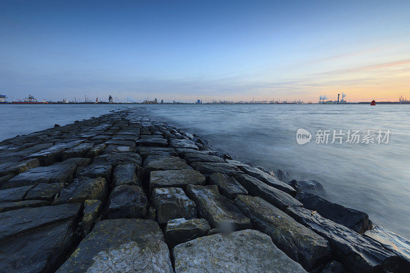 neuwe Waterweg河沿岸多变的海景